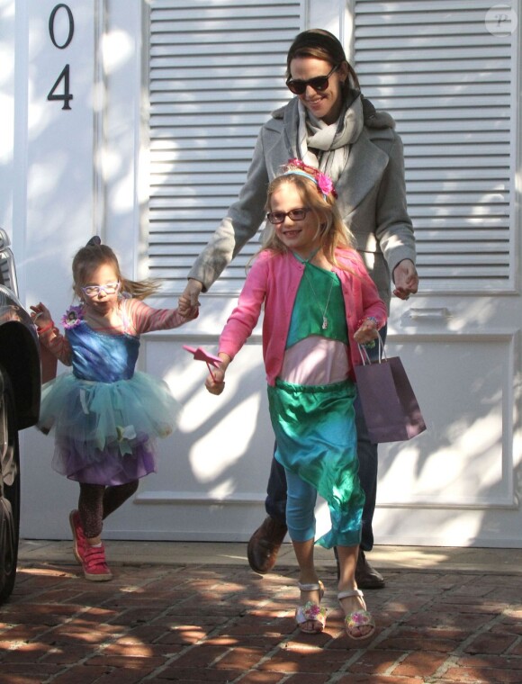 Jennifer Garner emmène ses filles Violet et Seraphina a une fête d'anniversaire à Brentwood, le 15 décembre 2012. Les petites sont déguisées pour l'occasion.