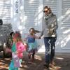 Jennifer Garner emmène ses filles Violet et Seraphina a une fête d'anniversaire à Brentwood, le 15 décembre 2012.