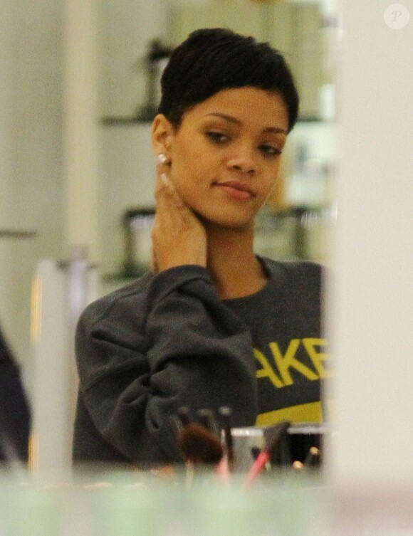 Rihanna, incognito, lors d'une séance de shopping à Beverly Hills, le 15 décembre 2012.