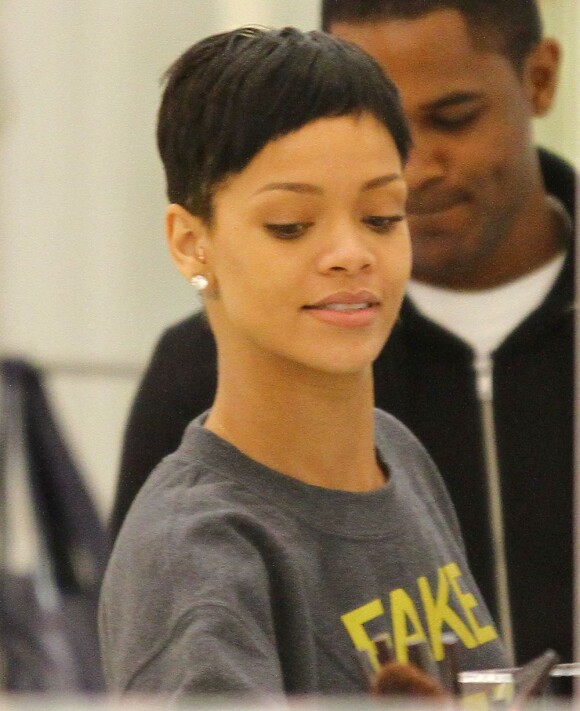 Rihanna, au naturel, lors d'une séance de shopping à Beverly Hills, le 15 décembre 2012.