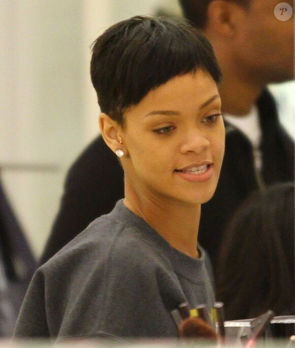 Rihanna, naturelle, lors d'une séance de shopping à Beverly Hills, le 15 décembre 2012.