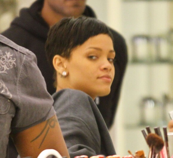 Rihanna pendant une séance de shopping à Beverly Hills, le 15 décembre 2012.
