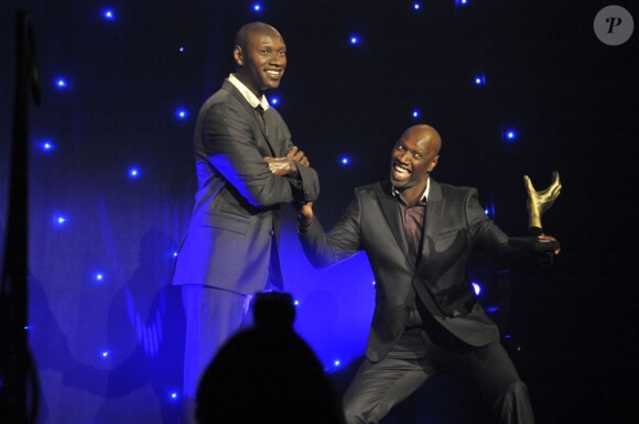 Omar Sy fête son double au musée Grévin à Paris le 17 décembre 2012.