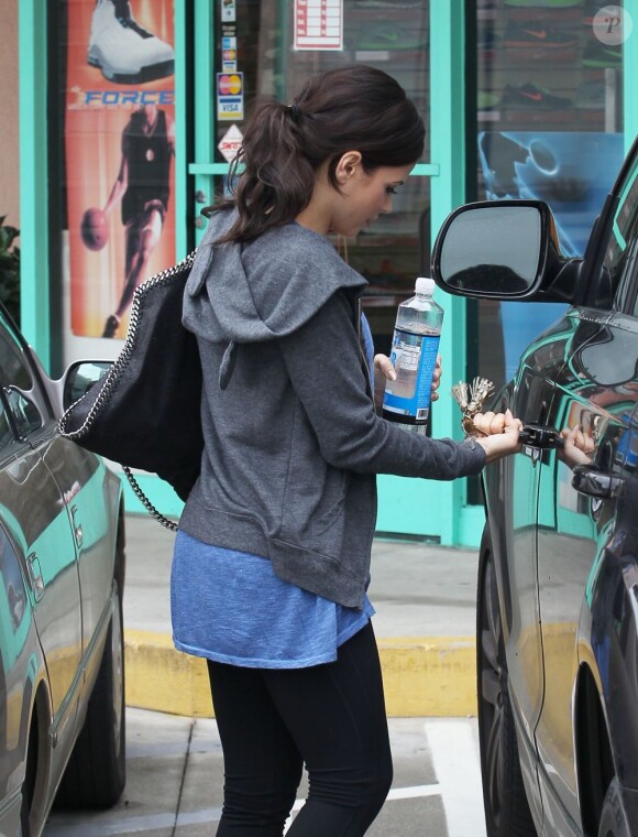 La femme de Channing Tatum, Jenna Dewan est enceinte. Elle quitte son cours de gym à West Hollywood, le 17 décembre 2012. Son ventre est déjà un peu visible.