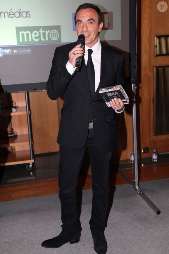 Nikos Aliagas reçoit le prix de la meilleure personnalité numérique de l'année lors des SMA 2012 dans les locaux de SwissLife Banque Privée à Paris, le 17 décembre 2012.