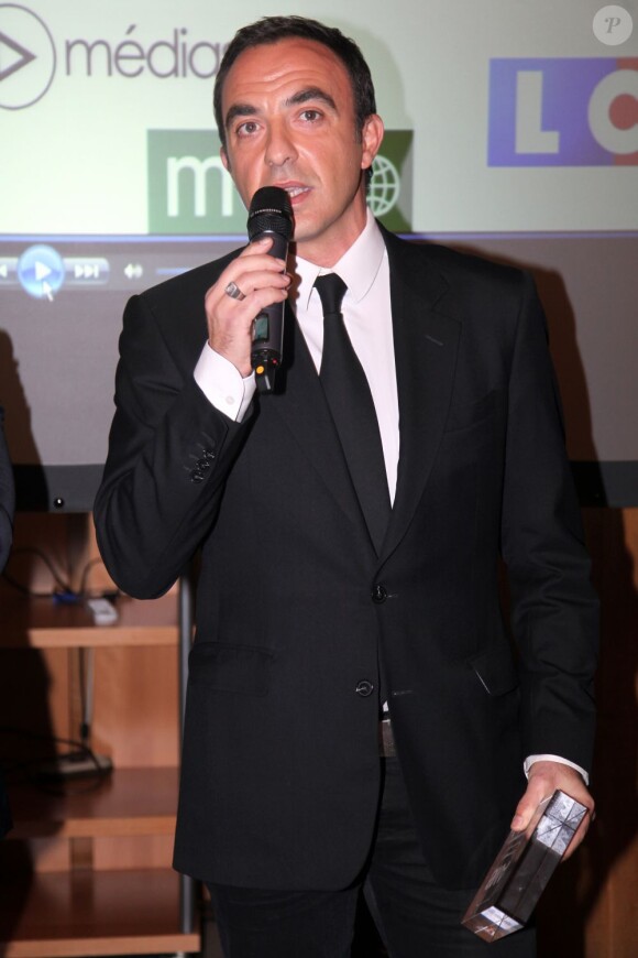Nikos Aliagas, jeune papa, reçoit le prix de la meilleure personnalité numérique de l'année lors des SMA 2012 dans les locaux de SwissLife Banque Privée à Paris, le 17 décembre 2012.