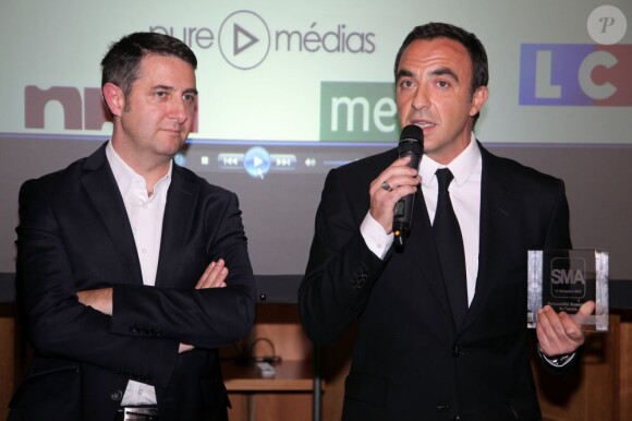 Nikos Aliagas très fier reçoit le prix de la meilleure personnalité numérique de l'année lors des SMA 2012 dans les locaux de SwissLife Banque Privée à Paris, le 17 décembre 2012.