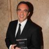 Nikos Aliagas, heureux, reçoit le prix de la meilleure personnalité numérique de l'année lors des SMA 2012 dans les locaux de SwissLife Banque Privée à Paris, le 17 décembre 2012.