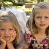 La carte de voeux du prince Felipe d'Espagne et de la princesse Letizia, photo de leurs filles Leonor et Sofia lors du 40e anniversaire de la princesse des Asturies en septembre. Décembre 2012.