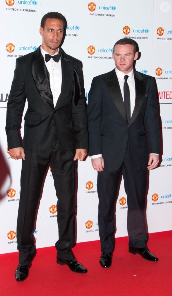 Rio Ferdinand et Wayne Rooney lors du gala de l'UNICEF organisé par l'équipe de Manchester United à Manchester le 19 décembre 2012
