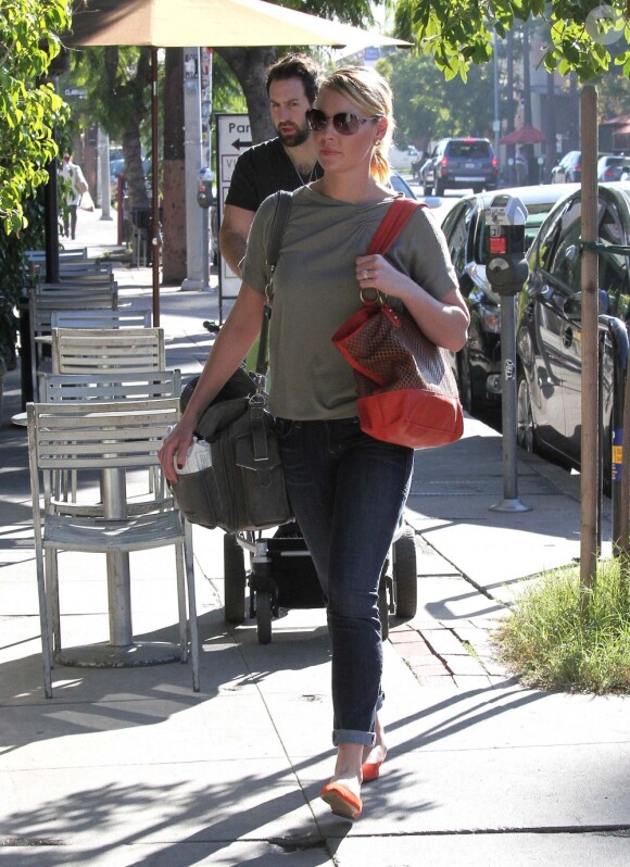 Katherine Heigl a fait du shopping avec son mari Josh Kelley et sa fille Adalaide à Los Feliz, Los Angeles, le 24 novembre 2012.