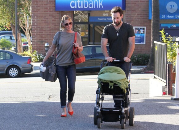 Katherine Heigl a fait du shopping avec son mari Josh Kelley et sa fille Adalaide à Los Feliz, Los Angeles, le 24 novembre 2012.