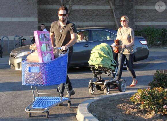 Katherine Heigl a fait du shopping avec son mari Josh Kelley et sa fille Adalaide à Los Feliz, Los Angeles, le 24 novembre 2012.