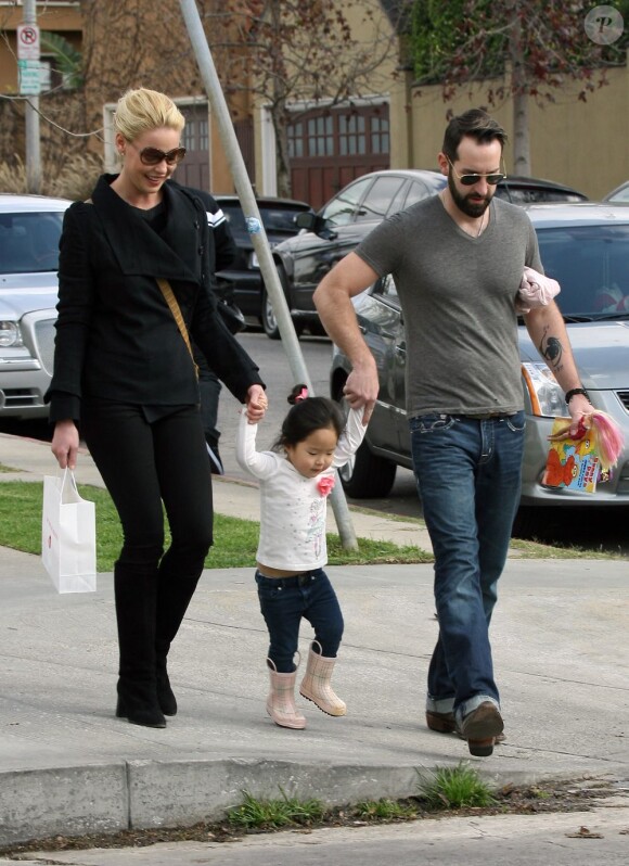 Katherine Heigl et son mari Josh Kelley se promènent avec leur fille Naleigh dans les rues de Los Angeles le 11 février 2012.