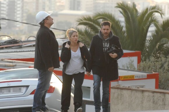 Shakira, enceinte de huit mois, joue l'inspecteur des travaux finis dans sa nouvelle maison de Barcelone. La star et son amoureux Gerard Piqué ont passé quelques minutes sur les hauteurs de la ville catalane le 11 décembre 2012