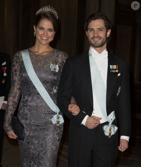 La princesse Madeleine de Suède et le prince Carl Philip arrivant pour le dîner de gala en l'honneur des lauréats des prix Nobel, donné le 11 décembre 2012 dans la salle Mer Blanche du palais Drottningholm, à Stockholm.
