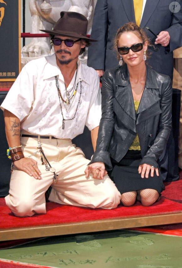 Johnny Depp et Vanessa Paradis quand l'acteur laisse ses traces devant le Grauman Chinese Theater à Los Angeles le 16 septembre 2005