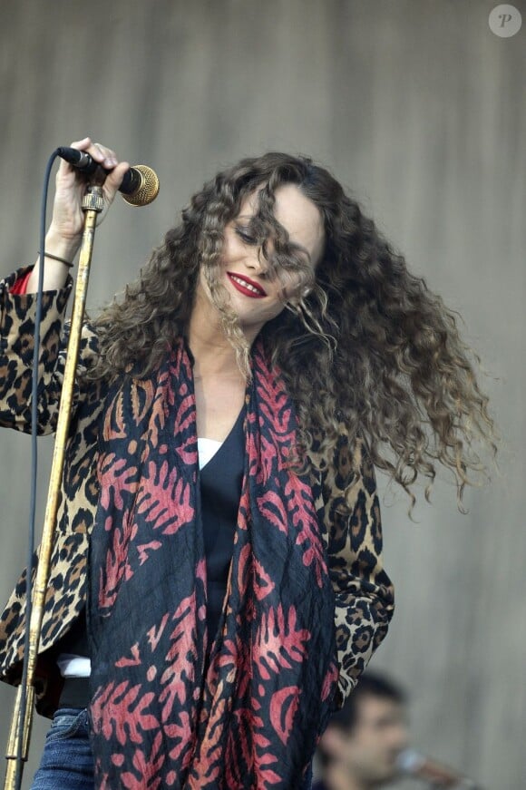 Vanessa Paradis sur scène lors du festival des Vieilles Charrues en 2008