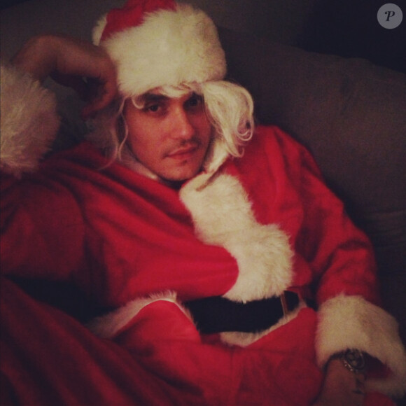 Katy Perry a posté une photo de son boyfriend John Mayer en Père Noël sur Twitter.