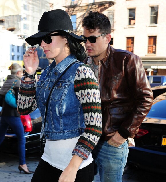 Katy Perry et le chnateur John Mayer vont déjeuner au restaurant ABC Kitchen, le jour des 35 ans de John, à New York, le 16 octobre 2012.