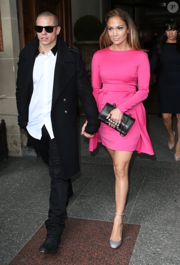 Jennifer Lopez et son compagnon Casper Smart se rendent au défile Valentino prêt-à-porter printemps-été 2013. Paris, le 2 octobre 2012.