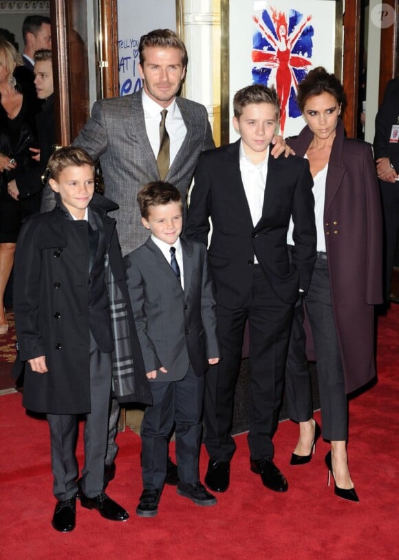 David et Victoria Beckham assistent avec leurs trois fils Romeo, Cruz et Brooklyn à la première représentation de la comédie musicale Viva Forever! à Londres. Le 11 décembre 2012.