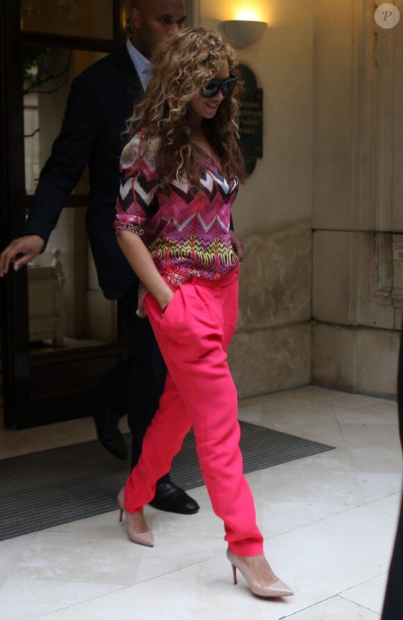 Beyoncé à la sortie de son hôtel Le Meurice à Paris, le 4 juin 2012.