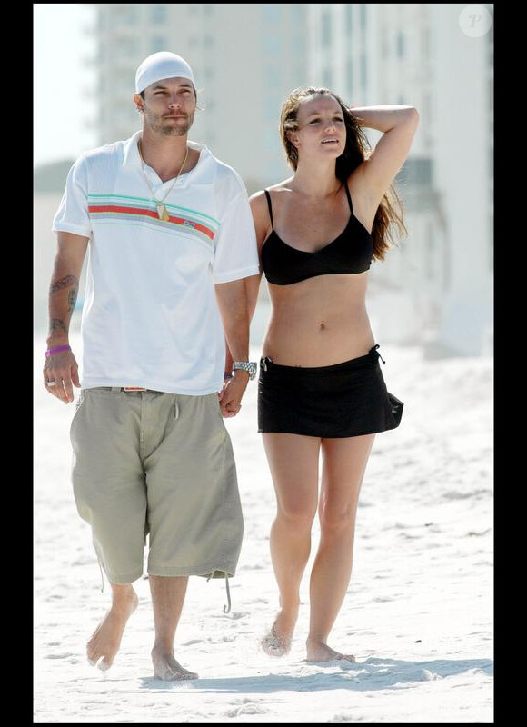 Britney Spears et son ex-mari Kevin Federline en promenade romantique à la belle époque, sur la plage, en Floride, le 13 avril 2005. Un jour après l'annonce de sa première grossesse.