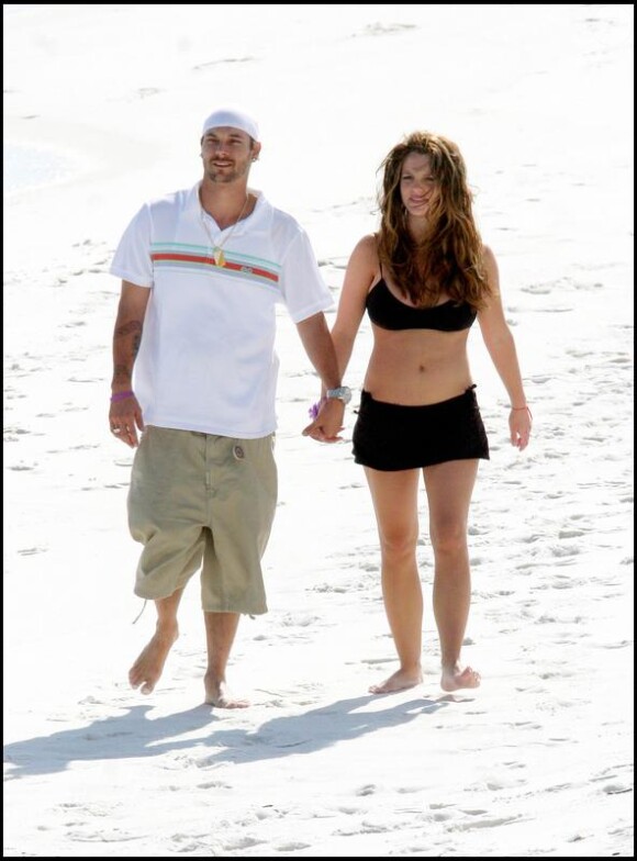 Britney Spears et son ex-mari Kevin Federline en promenade romantique à la belle époque, sur la plage, en Floride, le 13 avril 2005. Un jour seulement après l'annonce de sa première grossesse.