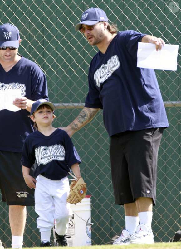 Kevin Federline et la chanteuse Britney Spears, ont encouragé leur fils aîné Sean Preston lors d'un match de baseball à Los Angeles, le 10 avril 2011.