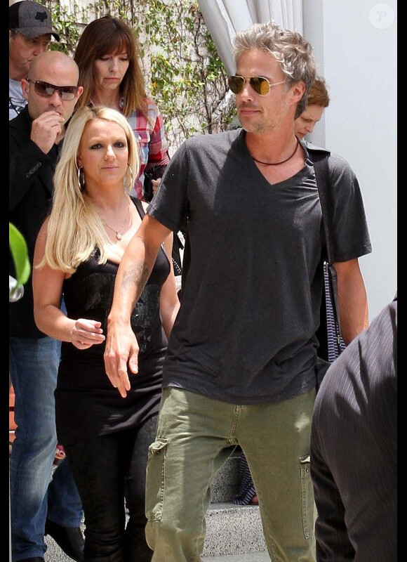 Britney Spears et Jason Trawick quittent leur hôtel à Miami, le 24 juillet 2012.