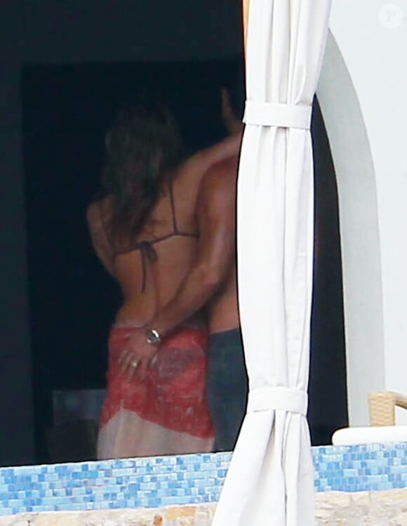 Jennifer Aniston et son amoureux Justin Theroux en vacances à Cabo San Lucas le 27 décembre 2012 : câlins et gestes coquins