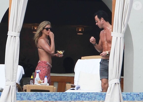 Jennifer Aniston, affichant son ventre plat - loin des rumeurs de grossesse - et son fiancé Justin Theroux en vacances à Cabo San Lucas le 27 décembre 2012.