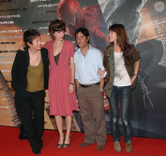 Jane Birkin, ses filles Lou Doillon et Charlotte Gainsbourg avec son compagnon Yvan Attal, le 28 avril 2007