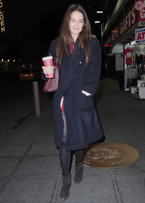Katie Holmes garde le sourire avant de jouer sa pièce Dead Accounts au Music Box Theater de New York, le 27 décembre 2012.