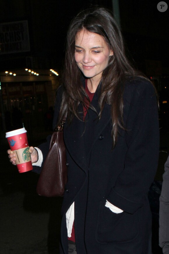 Katie Holmes avance seule dans une année 2012 noire, à l'instar de sa pièce Dead Accounts au Music Box Theater de New York, ici le 27 décembre 2012.