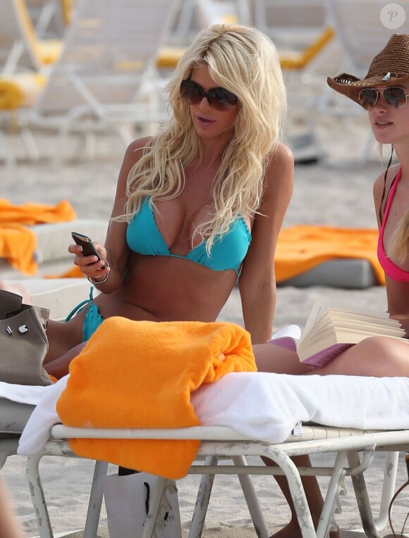 Victoria Silvstedt profite de ses vacances sur une plage de Miami le 29 décembre 2012.