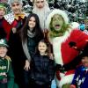 Selena Gomez prend la pose avec sa jeune cousine Sophie et le Grinch, à Disneyland Los Angeles, le 28 décembre 2012.