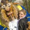 Julie Bowen prend la pose avec le personnage de la Bête à Disneyland de Floride, le 28 décembre 2012.