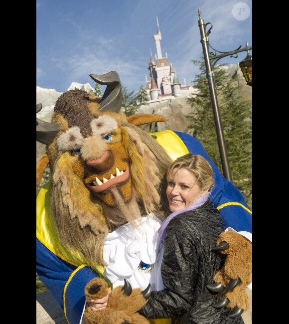 Julie Bowen prend la pose avec le personnage de la Bête à Disneyland de Floride, le 28 décembre 2012.