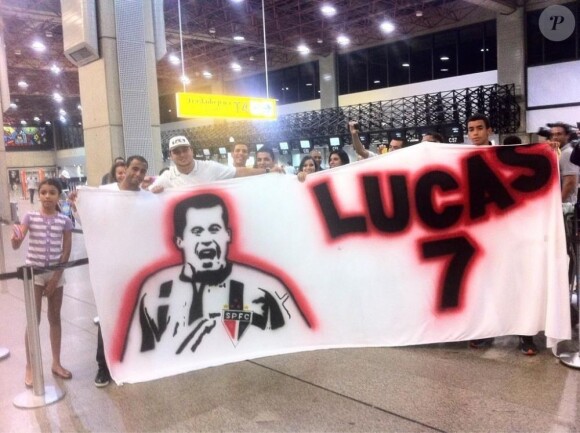 Les fans de Lucas Moura lors de son départ du Brésil, à Sao Paulo le 30 décembre 2012
