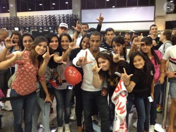 Lucas Moura entouré de ses fans lors de son départ du Brésil, le 30 décembre 2012