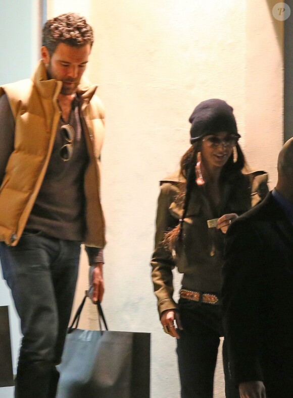 Demi Moore, souriante et épanouie en compagnie d'un mystérieux étalon, le 23 décembre 2012 à Los Angeles