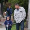 Le comédien David Eigenberg de Sex and the City et son fils Louie, à Los Angeles, le 30 décembre 2012