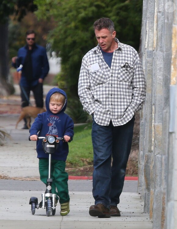L'acteur David Eigenberg de Sex and the City et son fils Louie, à Los Angeles, le 30 décembre 2012