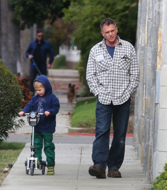 David Eigenberg (Steve de Sex and the City) et son fils Louie, à Los Angeles, le 30 décembre 2012