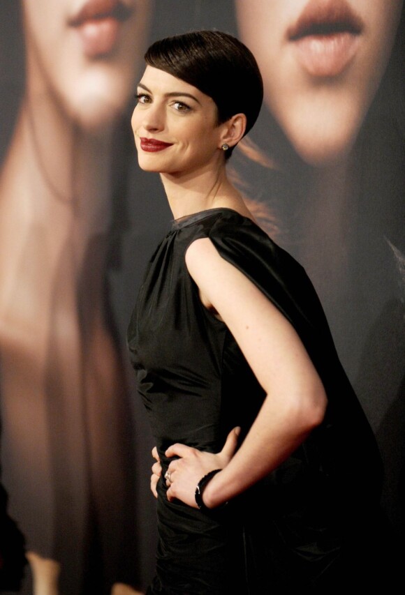 Du sex-appeal, Anne Hathaway n'en manque pas, pour preuve son look audacieux signé Tom Ford lors de la première du film Les Misérables à New York, le 10 décembre 2012.