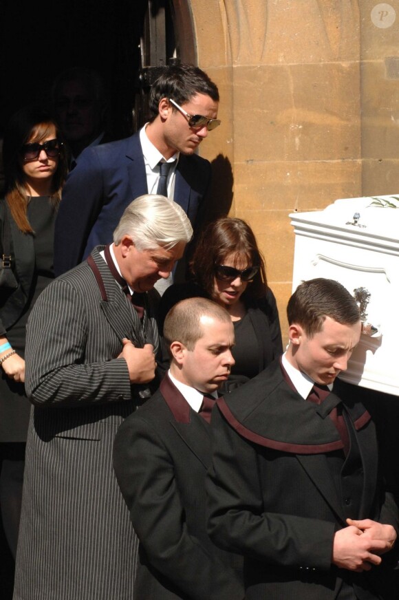 Jack Tweed (son mari) et Jackie Budden (sa mère) aux obsèques de Jade Goody à Buckhurst Hill (dans l'Essex), le 4 avril 2009.