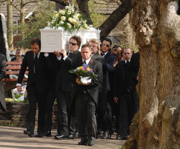 Jack Tweed porte le cercueil de son épouse aux obsèques de Jade Goody à Buckhurst Hill (dans l'Essex), le 4 avril 2009.