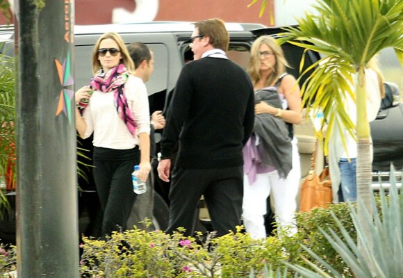 Fini les vacances pour Jennifer Aniston, Justin Theroux, Emily Blunt, et son mari John Krasinski, à l'aéroport de Mexico, le 3 janvier 2013.